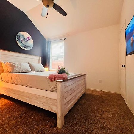 Work, Play & Stay King Bed With Foosball! Aubrey المظهر الخارجي الصورة