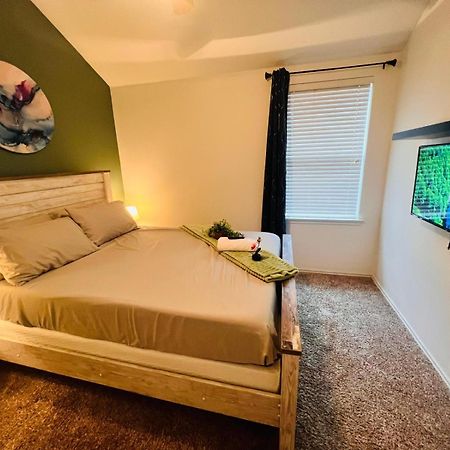Work, Play & Stay King Bed With Foosball! Aubrey المظهر الخارجي الصورة