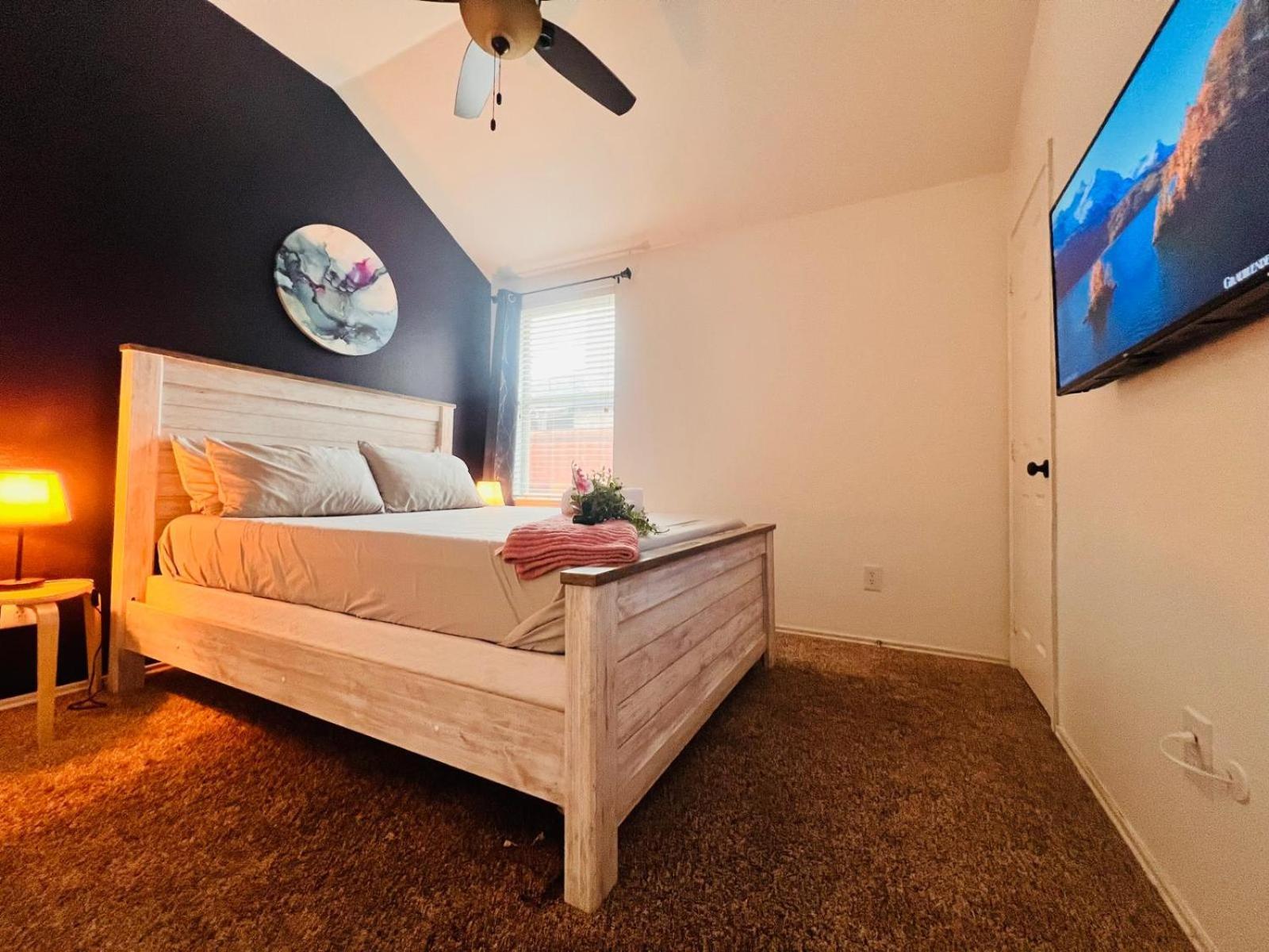 Work, Play & Stay King Bed With Foosball! Aubrey المظهر الخارجي الصورة