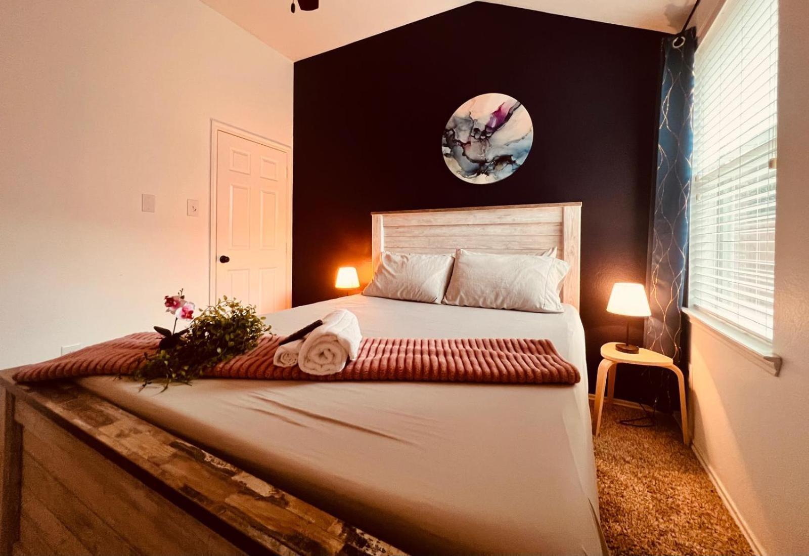 Work, Play & Stay King Bed With Foosball! Aubrey المظهر الخارجي الصورة